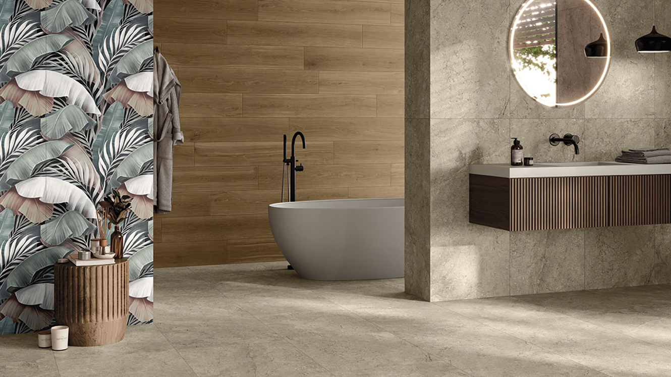 Bathroom with accent wall in decorative porcelain stoneware from the Artwork collection by Boxer Ceramiche.